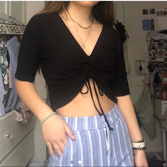 black drawstring ruched quarter sleeve crop top - Picture 2 of 4